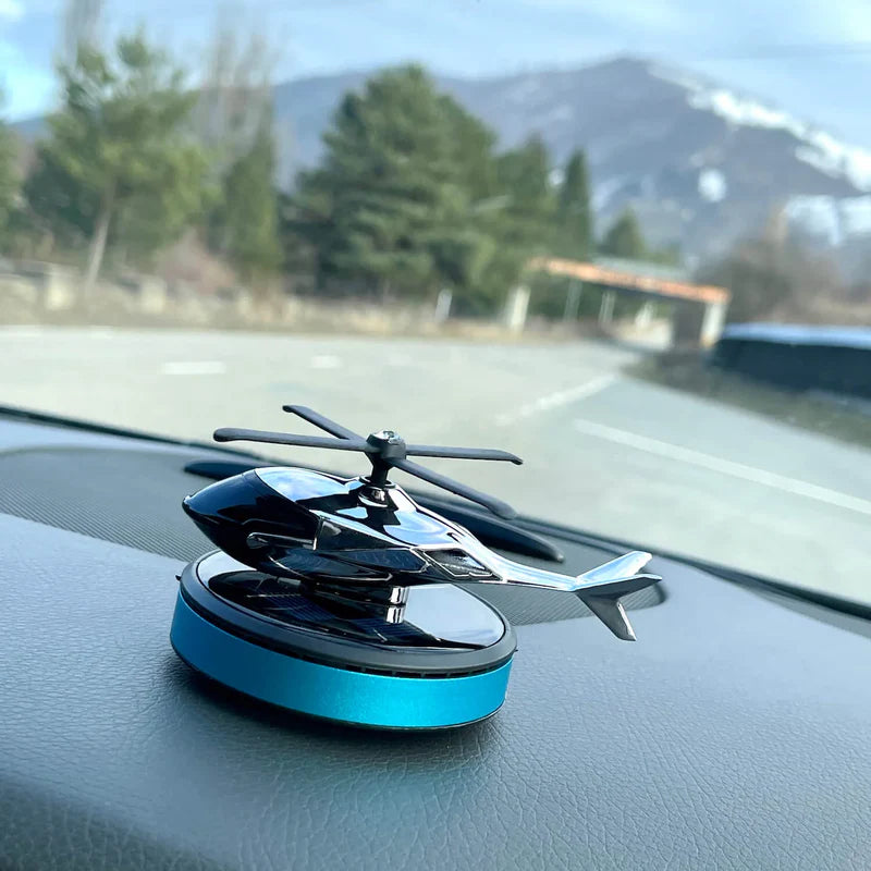 Odorizant auto cu incarcare solara, baza antideranpanta, ulei esential si pipeta incluse, model elicopter
